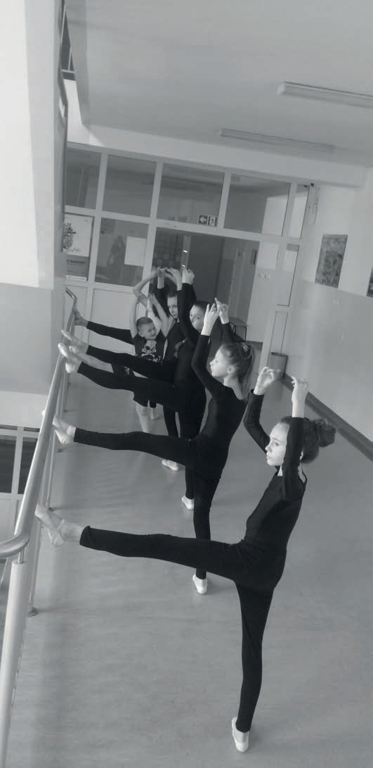 dziewczynki ćwiczące balet