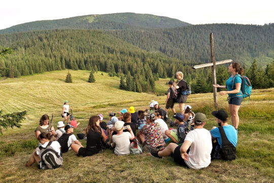 grupa dzieci z pedagogiem w górach