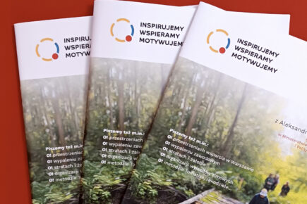 Trze numery czasopisma O! Inspirujemy Wspieramy Motywujemy na czerwonym tle