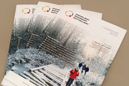 Trzy egzemplarze czasopisma O! Inspirujemy Wspieramy Motywujemy na beżowym tle