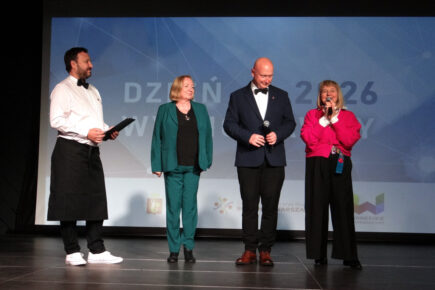 Na scenie stoją 4 osoby: Jarosław Adamczuk, Beata Chyz-Banek, Robert Kadej, Barbara Karniewska